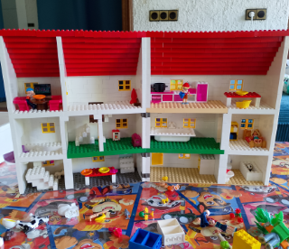 Poppenhuis gemaakt van Q-BRICKS: een geslaagd vader-dochter-project